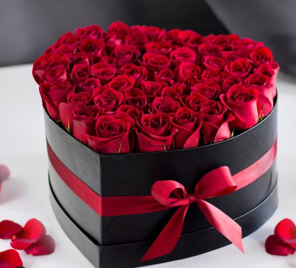 Boîte Cœur de Roses : Un Cadeau Romantique et Élégant
